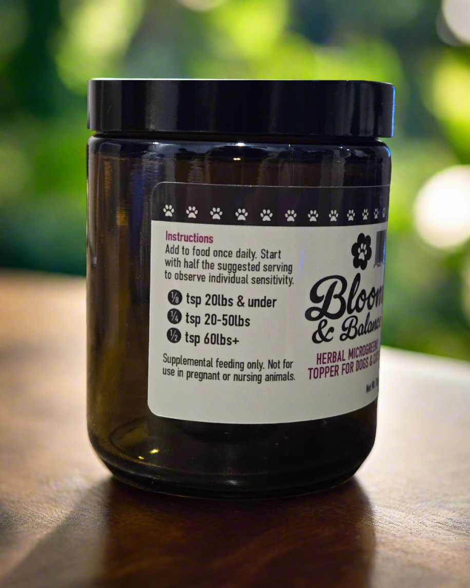 Glass jar with lid showing suggested serving sizes according to your pets weight. 1/8 tsp 20lbs and under, 1/4 tsp 20-50lbs and 1/2 tsp 60+lbs.

Supplemental feeding only. Not for use in pregnant or nursing animals.